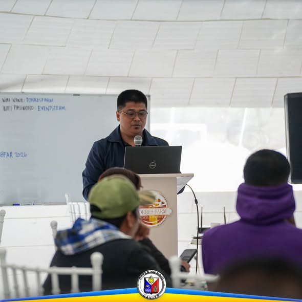 Nagsasalita sa podium ang isang lalaki habang nakikinig ang mga dumalo sa Paralegal Training para sa Bantay Dagat sa Naic