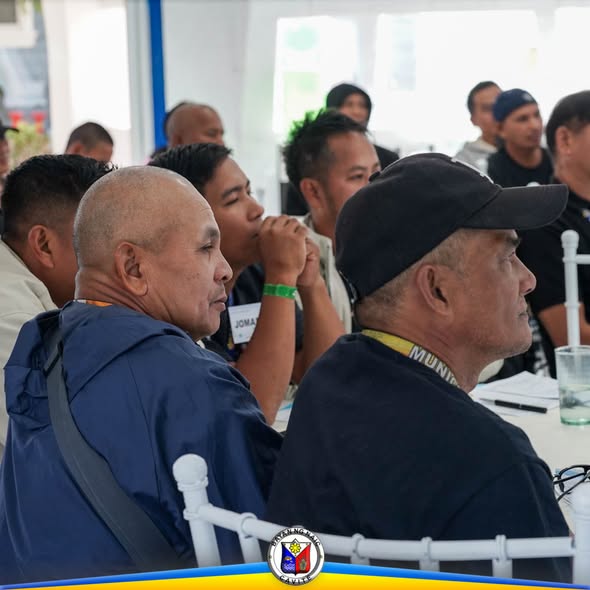 Mga kalahok sa Paralegal Training para sa Bantay Dagat habang nakikinig sa loob ng venue sa Naic