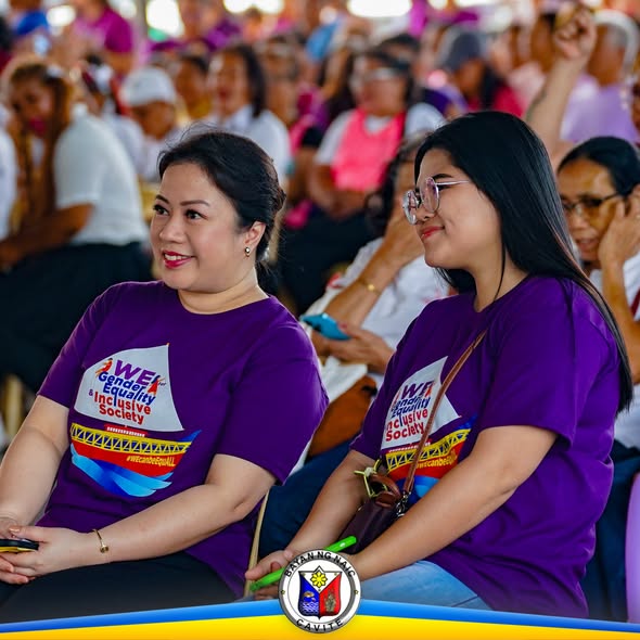 Mga dumalo sa Women's Month celebration sa Naic Town Plaza, naka-purple na shirt at nakangiti