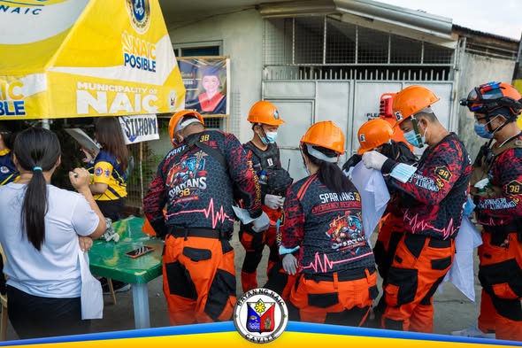 Mga rescuer na naka-orange na helmet habang nag-aayos ng gamit sa emergency response challenge sa Naic