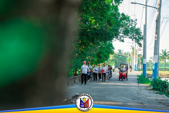 Grupo ng mga kalahok na naglalakad sa kalsada habang nagsasanay sa Naic Emergency Response Challenge