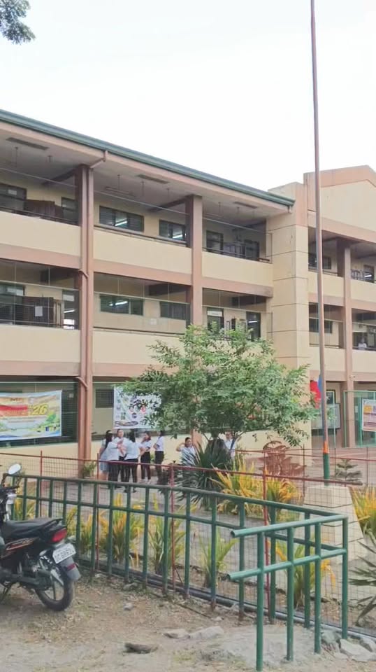 Grupo ng mga tao sa harap ng gusali ng Belmont Elementary School, Brgy. Halang, Naic