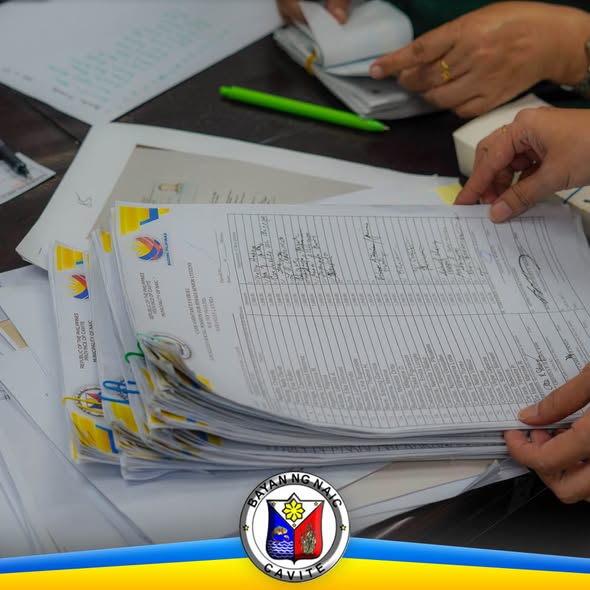 Mga kamay na nag-aayos ng mga papeles at listahan para sa Pahabol Payout ng social pension sa OSCA, Naic