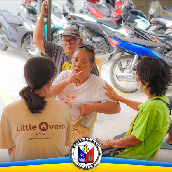 Mga senior citizen na nag-uusap habang naghihintay sa pahabol na social pension payout sa Naic