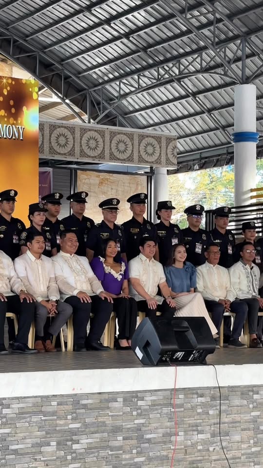 Grupo ng mga pulis at lingkod bayan ng Naic na nakapose sa entablado pagkatapos ng flag raising ceremony