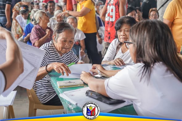 Mga senior citizen habang nag-aasikaso ng papeles para sa National Social Pension sa Naic Town Plaza