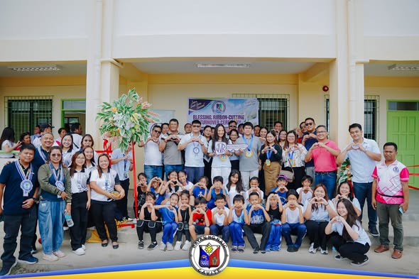 Grupo sa harap ng bagong school building sa Timalan Hills View Integrated School matapos ang blessing at ribbon-cutting