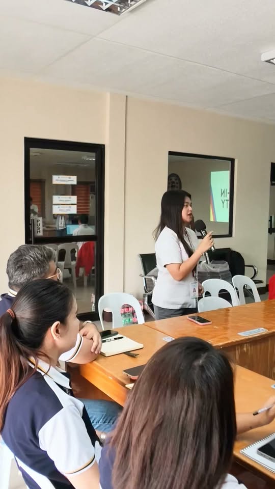 Babaeng nagsasalita sa mikropono habang nakikinig ang mga dumalo sa Municipal Advisory Committee meeting sa Liga ng mga…
