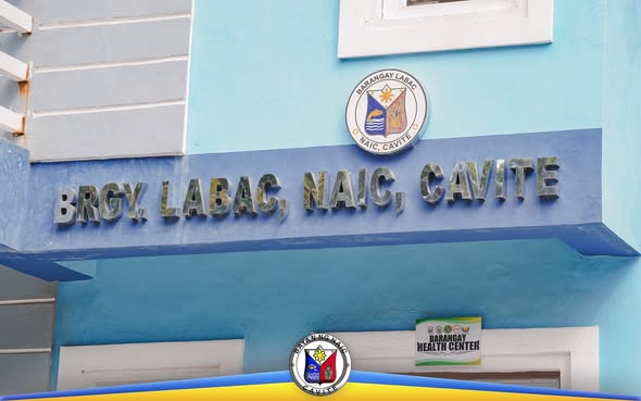 Harap ng Barangay Labac, Naic, Cavite na may pangalan ng barangay at health center sign
