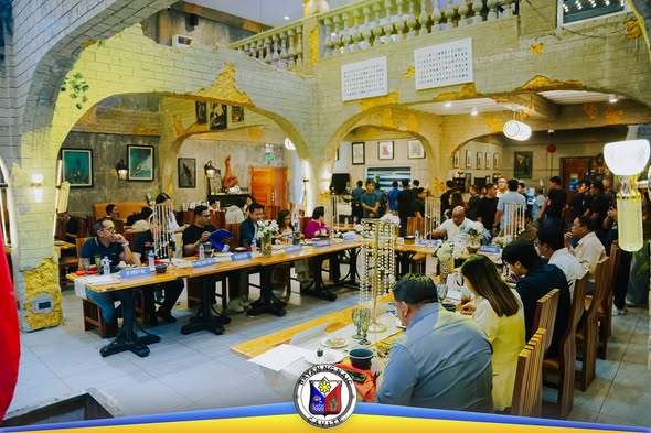 Pulong ng Cavite Mayors' League sa Via Domus Amadeus, Amadeo, may mga punong-bayan at opisyal na nakaupo sa mahabang mesa