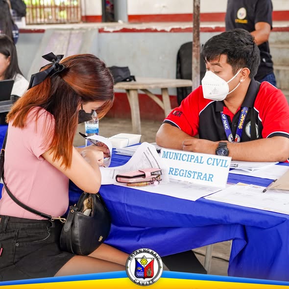 Residente na kumukuha ng serbisyo sa Municipal Civil Registrar sa Barangay Serbisyo Day sa Brgy. Bancaan