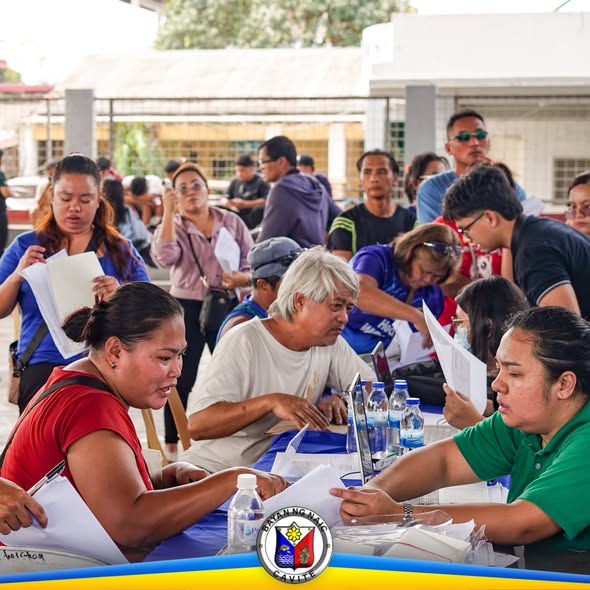 Mga residente na nag-aasikaso ng papeles sa Barangay Serbisyo Day sa covered court ng Brgy. Bancaan