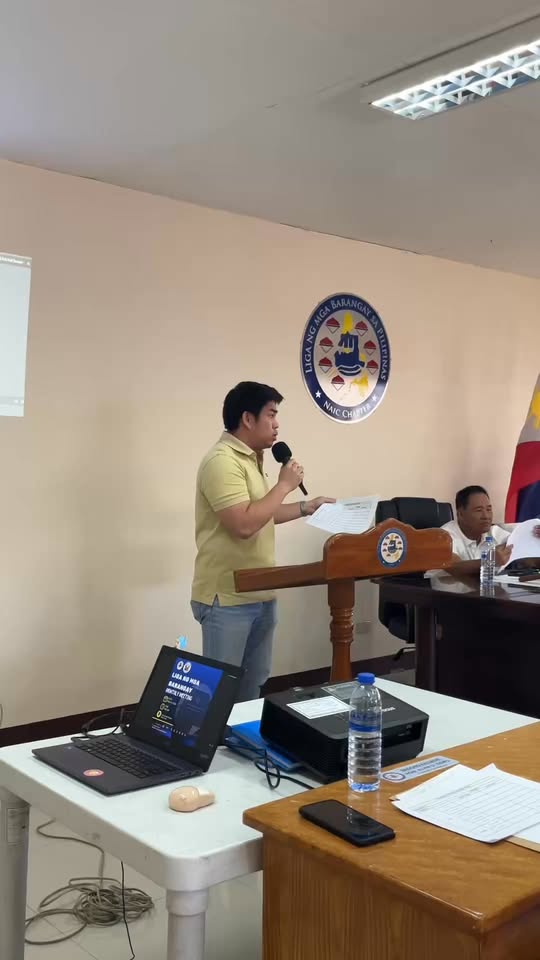 Pulong ng Liga ng mga Barangay sa ABC Hall, Naic, may nagsasalita sa mikropono sa podium