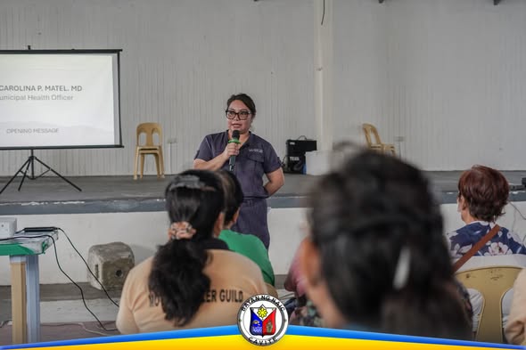 Tagapagsalita sa harap ng mga kalahok ng Influenza Vaccination program sa Naic Covered Court
