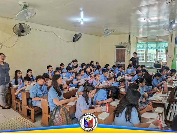 Mga estudyante sa klasrum habang nakikinig sa rabies awareness orientation sa Naic Elementary School