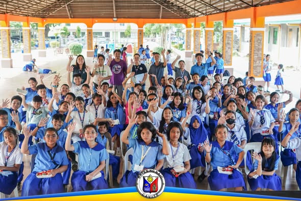 Mga mag-aaral at guro sa rabies awareness orientation sa covered hall ng paaralan sa Naic