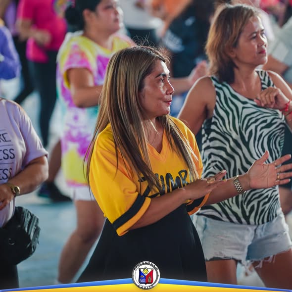 Mga kababaihan na sumasayaw nang sabay-sabay sa Women's Wellness Fair sa Naic Covered Court