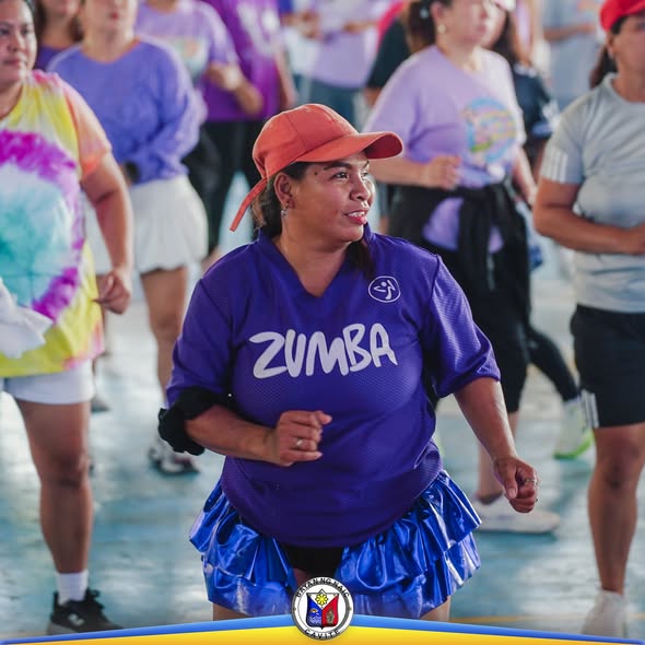 Mga kababaihan na nagsasayaw ng Zumba sa Women's Wellness Fair sa Naic Covered Court