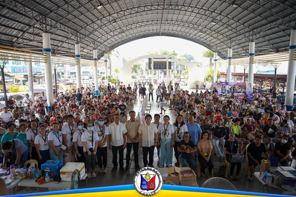 Malaking grupo ng tao sa World Rabies Day 2026 sa Naic Town Plaza, may mga kawani at dumalo sa ilalim ng covered court