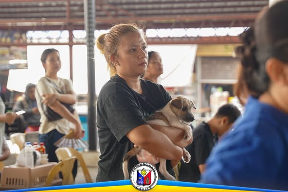Babaeng may hawak na aso sa World Rabies Day Celebration 2026 sa Naic Town Plaza, Naic, Cavite