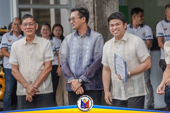 Mga opisyal at kalahok sa Flag Raising Ceremony sa Naic Municipal Hall, may hawak na plaque
