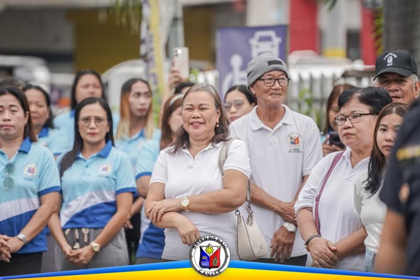 Mga kalahok sa Flag Raising Ceremony sa Naic Municipal Hall, nakatayo at nakikinig sa programa