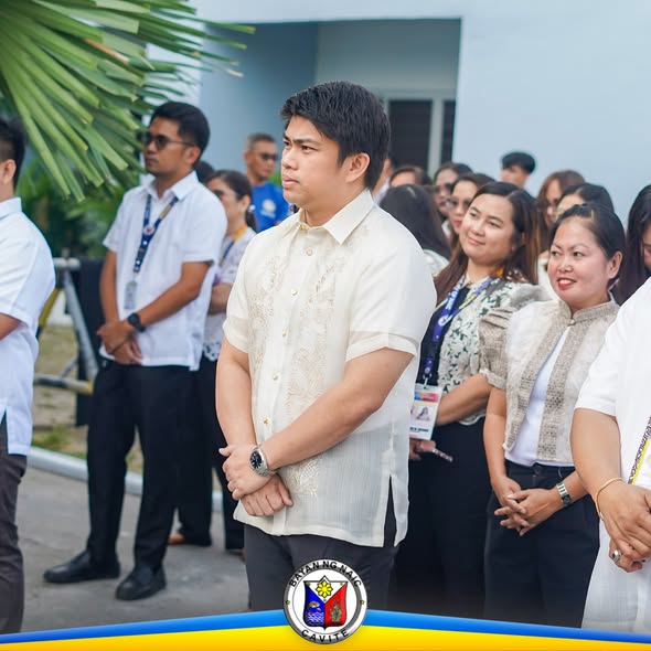Mga dumalo sa Flag Raising Ceremony sa Naic Municipal Hall, nakatayo habang nagsisimula ang programa