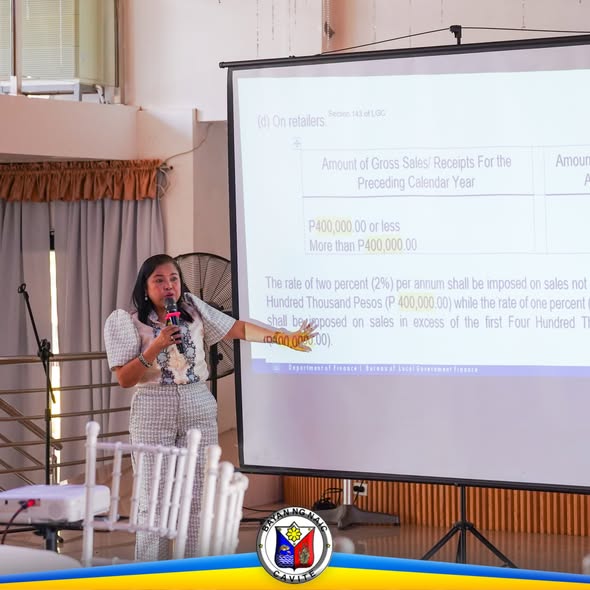 Tagapagsalita sa Revenue Code Seminar habang ipinapaliwanag ang tax rate sa projected slide sa Torres Farm