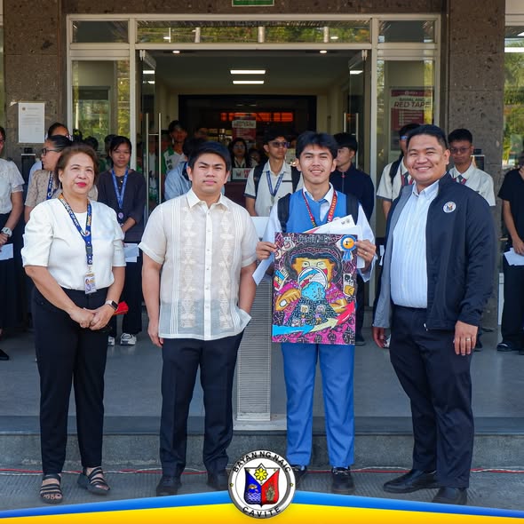 Mga opisyal at estudyante sa harap ng Naic Municipal Hall, hawak ang makulay na poster ng CRVS contest