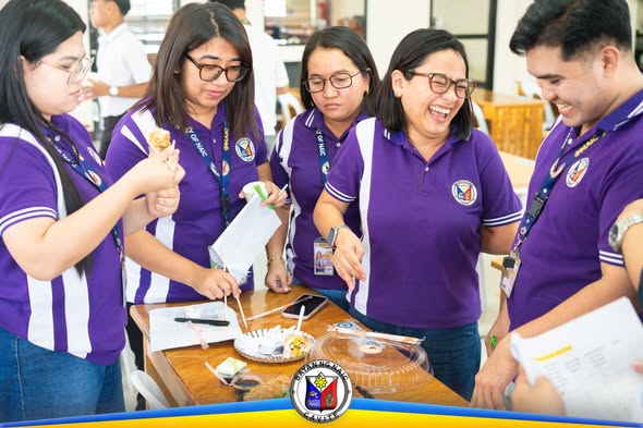 Mga kawani habang tumitikim ng pagkain sa Food Tasting para sa Naic Posible Food Bazaar Season 2