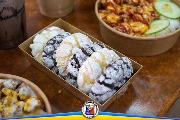 Mga crinkle cookies na nakalagay sa kraft box sa Food Tasting ng Naic Posible Food Bazaar Season 2