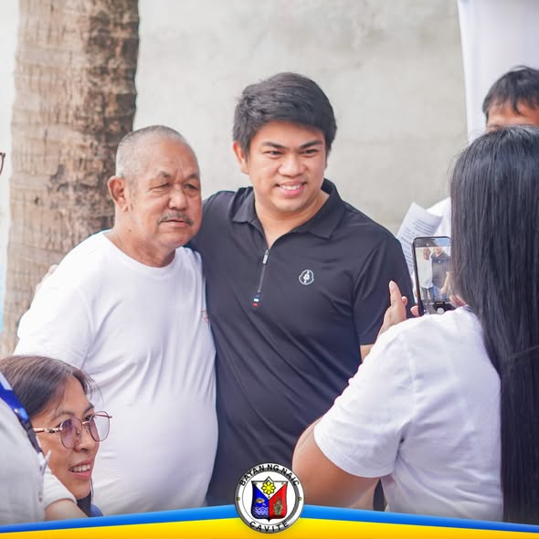 Mga dumalo sa General Assembly ng Palangue ARC, nagpapakuha ng larawan sa labas ng PARC Building