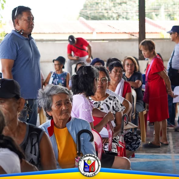 Mga benepisyaryo na naghihintay ng pamamahagi ng Localized Social Pension sa Verdant Homes, Sabang