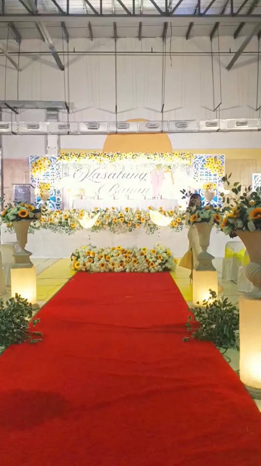 Entablado at red carpet para sa Kasalang Bayan sa Stadium Shopping Strip, Naic