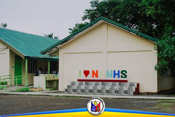 Harapan ng NONHS na may makulay na sign na "I ❤ NONHS" at ilang mag-aaral sa may pasukan
