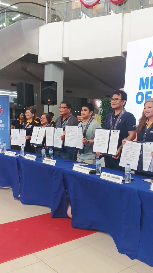 Mga opisyal na may hawak na MOA sa signing sa Stadium Shopping Strip, Naic, Hunyo 25, 2026