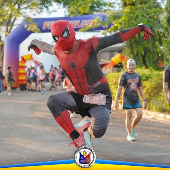 Runner na naka-Spider-Man costume habang tumatakbo sa Takbumbero 2026 sa Sabang, Naic