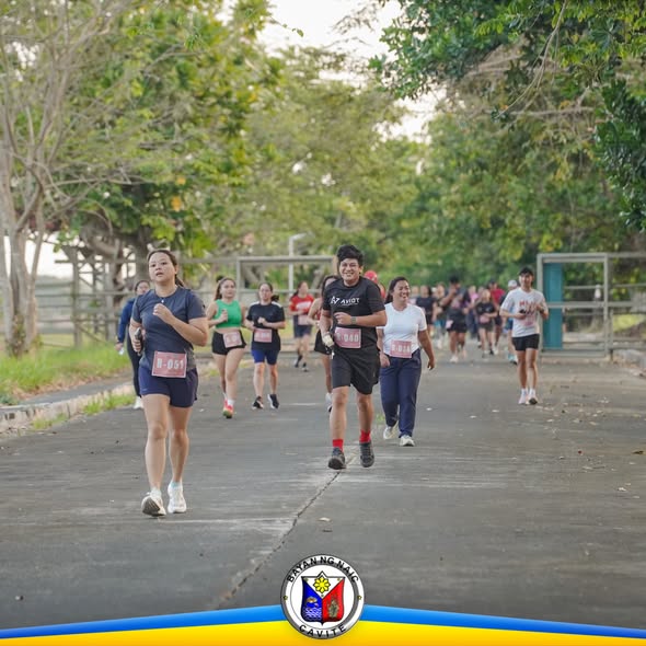 Mga kalahok ng Takbumbero 2026 habang tumatakbo sa kalsada sa PRCI, Brgy. Sabang, Naic