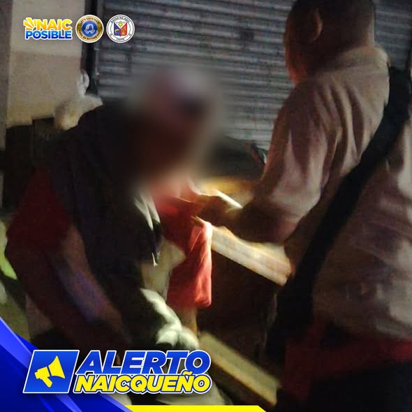 Rescue sa gabi: tinutulungan ang isang pasyente sa Brgy. Sapa, Naic, na may blur ang mukha