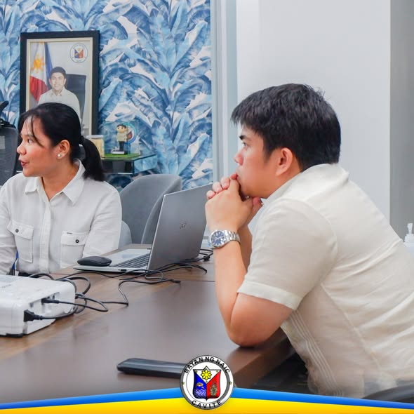 Mga kalahok sa konsultasyon sa nutrisyon habang nanonood sa screen sa Naic Municipal Hall