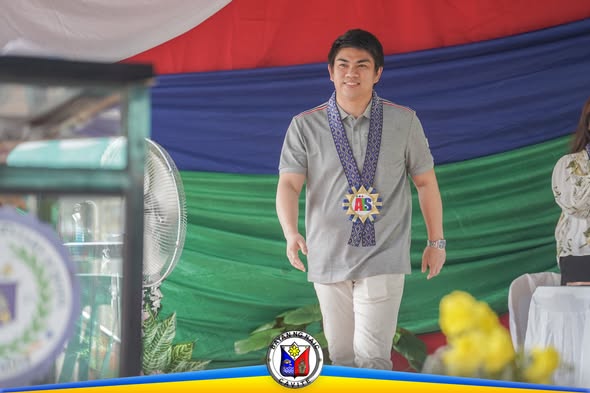 Lalaking naglalakad sa entablado habang graduation ng mga ALS graduates sa San Roque Elementary School
