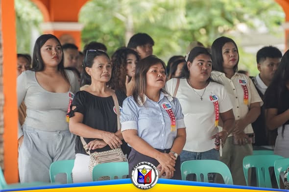 Mga dumalo sa graduation ng ALS sa San Roque Elementary School, nakikinig nang maayos sa programa