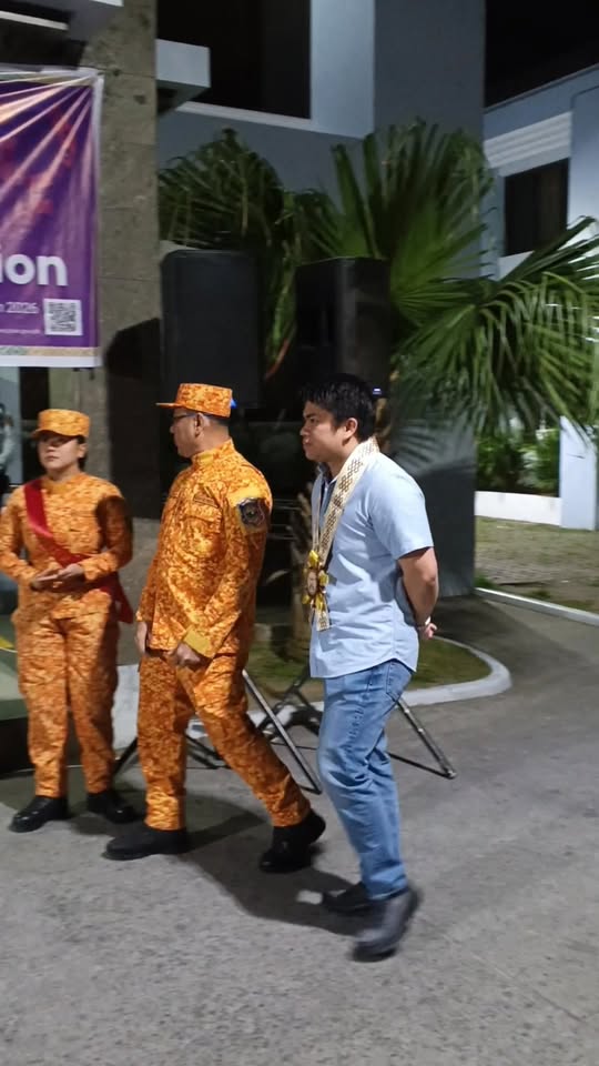 Mga kalahok sa Fire Prevention Month motorcade na naglalakad sa labas ng Naic Municipal Hall sa gabi