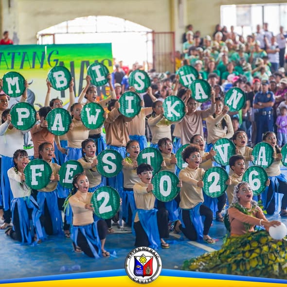 Mga batang mananayaw na may hawak na berdeng placard ng Pawikan Fest 2026 sa Naic Covered Court