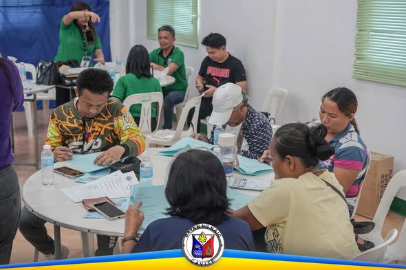 Mga kalahok na nagsusulat ng mga form sa training ng vegetable production sa Amisa Medical Mission, Naic