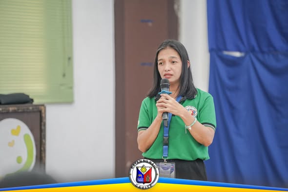 Babaeng nagsasalita sa mikropono habang nagbabahagi ng impormasyon sa training sa vegetable production