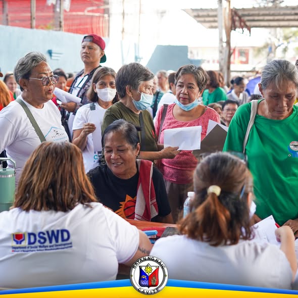 Mga benepisyaryo na pumipila at kumukuha ng papeles habang inaasikaso ng DSWD staff sa Ciudad Nuevo Phase 1