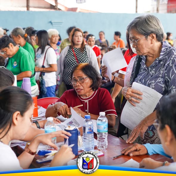 Mga senior citizen na nag-aasikaso ng papeles sa mesa para sa Localized Pension Plan sa Ciudad Nuevo Phase 1