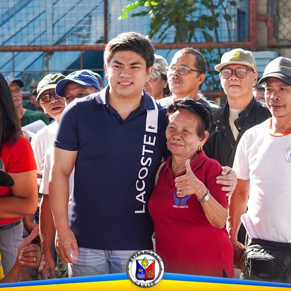 Mga residente at opisyal habang nagkakasama sa pamamahagi ng Localized Pension Plan sa Ciudad Nuevo Phase 1