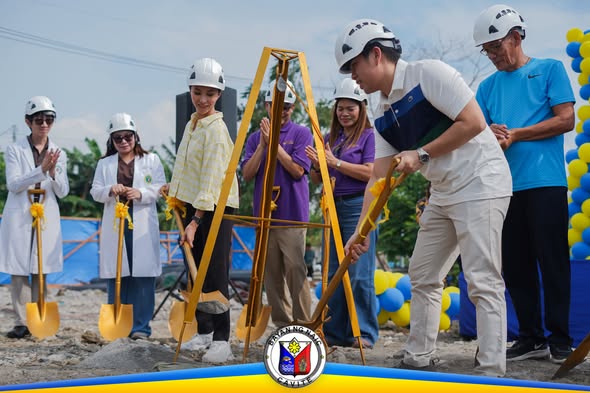 Groundbreaking ng Ospital ng Naic sa Brgy. Timalan Balsahan, may mga kalahok na may hawak na pala at nakasuot ng hard hat